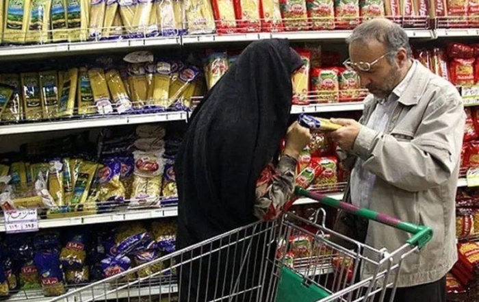 تحلیل کارشناس اقتصادی از عبور نرخ تورم از ۵۰ درصد و تأثیر آن بر سبد مصرفی خانوارهای کم‌درآمد