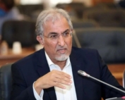 عکاسه خبری از دکتر حسین راغفر اقتصاددان در گفتگو با رسانه درباره سیاست‌های ریاضتی اقتصادی