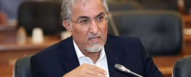 عکاسه خبری از دکتر حسین راغفر اقتصاددان در گفتگو با رسانه درباره سیاست‌های ریاضتی اقتصادی