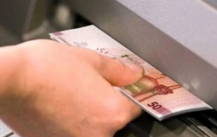 تصویر صف طولانی مردم پشت دستگاه خودپرداز در تهران، بحران نقدینگی بهمن ۱۴۰۴