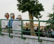 تصویر نمادین یک بازنشسته و اسکناس‌های ناچیز در کنار سبد کالای گران قیمت نوروزی