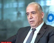 مجیدرضا حریری، رئیس اتاق بازرگانی ایران و چین، در حال سخنرانی درباره فساد و خروج سرمایه