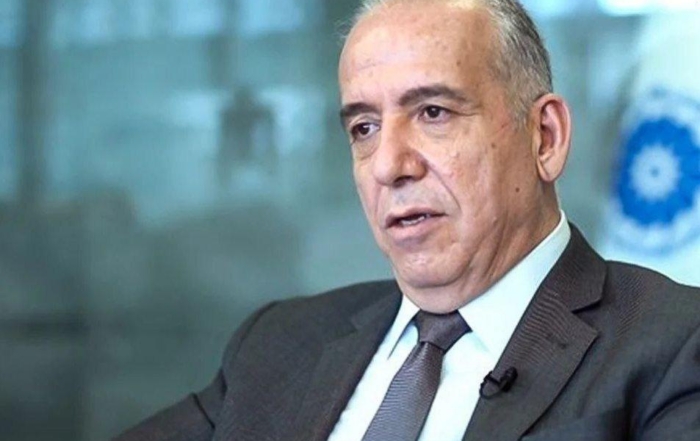 مجیدرضا حریری، رئیس اتاق بازرگانی ایران و چین، در حال سخنرانی درباره فساد و خروج سرمایه